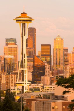 Seattle, Washington, Amerika Birleşik Devletleri - 12 Temmuz 2012: Space Needle ve gün batımında şehir merkezindeki binaların manzarası