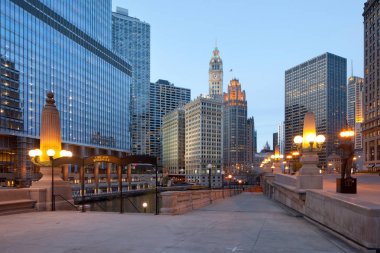 Chicago, Illinois, Amerika Birleşik Devletleri - 04 Mayıs 2011: Chicago Nehri'nin bir görünüm, şehir merkezinde riverwalk ve ofis binaları.
