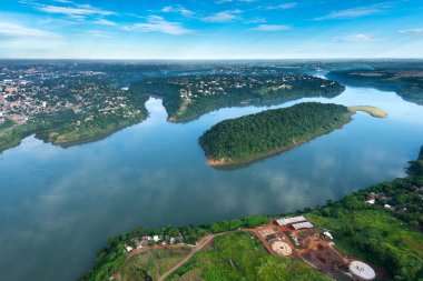 Parana Nehri havadan görünümü Brazi ve Paraguay sınırındaki