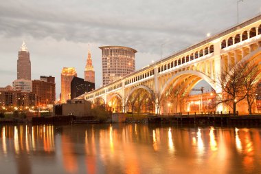 Detroit çift köprüden Cuyahoga Nehri ve şehir manzarası, Cleveland, Ohio, Amerika Birleşik Devletleri