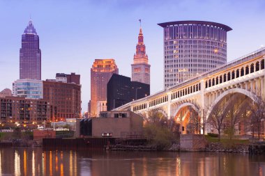 Detroit çift köprüden Cuyahoga Nehri ve şehir manzarası, Cleveland, Ohio, Amerika Birleşik Devletleri