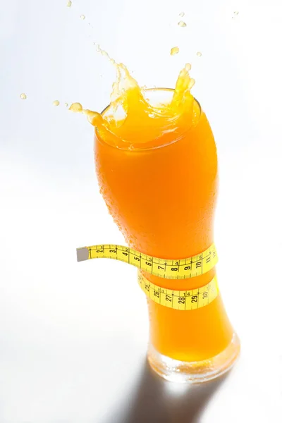 Stänk Diet Orange Juice Mot Vit Bakgrund — Stockfoto