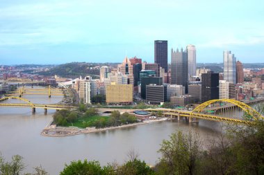 Pittsburgh, Pennsylvania, Amerika Birleşik Devletleri - 26 Nisan 2011: panoramik görünümü 3 nehir ve merkezi iş bölgesi Pittsburgh.