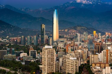 Gün batımında Providencia ve Las Condes bölgelerinin panoramik manzarası, Santiago de Chile