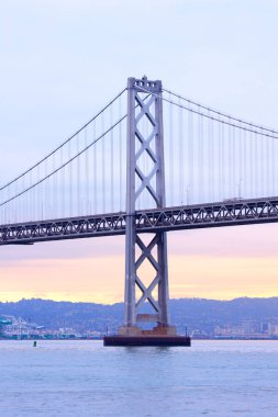 Körfez Köprüsü ve Port Oakland arka plan, California, ABD