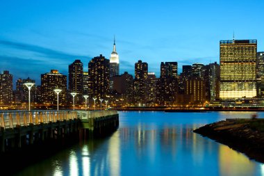 Gantry Plaza State Park ve Manhattan manzarası, New York City, Ny, Amerika Birleşik Devletleri