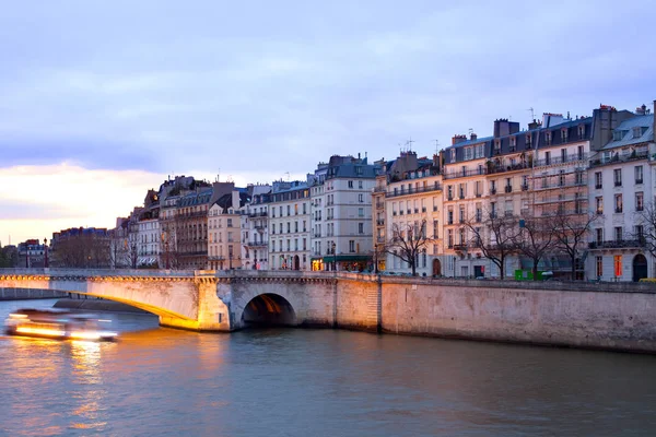 Pont de la Tournelle köprü önünde Ile Saint Louis, Paris, Fransa tarafından geçen Seine Nehri üzerinde tekne