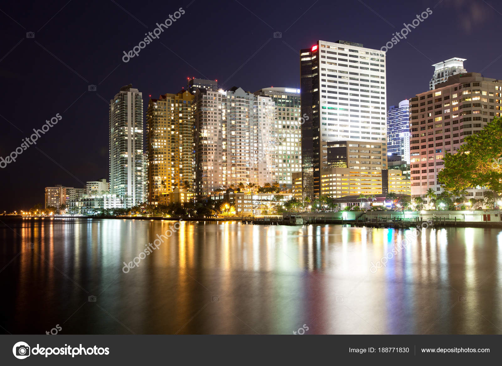 Skyline Edificios Apartamentos Distrito Brickell Miami Por Noche Florida Foto De Stock C Tifonimages 188771830