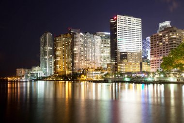 Apartmanlar, gece, Florida, ABD Miami Brickell District manzarası