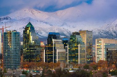 Ofis binaları, Los Andes Dağları ile finans bölgesine arkada, Las Condes, Santiago de Chile