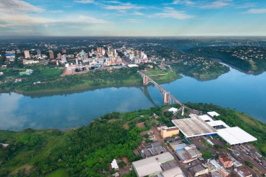Paraguaylı şehir Ciudad del Este ve dostluk Köprüsü, Paraguay ve Brezilya Parana Nehri üzerinde ön planda Brezilyalı gümrük ve göçler imkanları ile bağlantı sınırı havadan görünümü