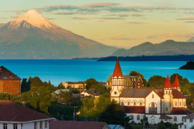 Puerto Varas Osorno Volcano geri, X bölgesi de Los Lagos, Chile ile göl Llanquihue kıyısında