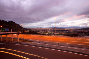 Otoyol ve panoramik şehir, Vitacura, Santiago, Şili'nin Batı tarafında