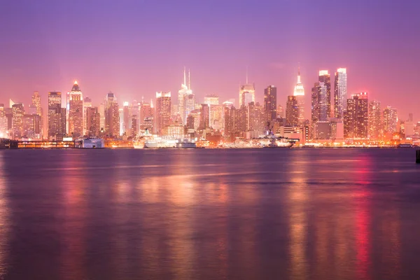 ハドソン川 マンハッタン ニューヨーク市 ニューヨーク アメリカ合衆国のスカイライン上の反射 — ストック写真