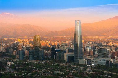 Santiago de Chile 'in günbatımındaki panoramik manzarası