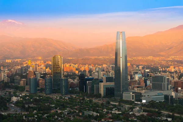 Santiago de Chile 'in günbatımındaki panoramik manzarası