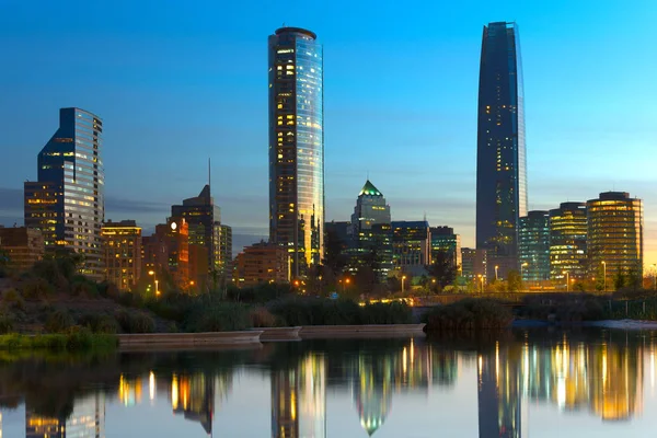 Las Condes bölgesindeki binaların silueti, Santiago de Chile