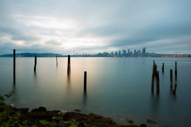 Puget Sound ve sabah erken, Washington State, ABD Sisteki Seattle şehir manzarası