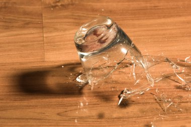 Bir ahşap zemin üzerinde bir bardak kırma 