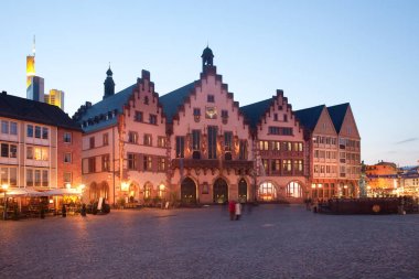 Frankfurt am Main, Hesse, Almanya - 11 Nisan 2010: gece hayatı Romerberg Meydanı, eski şehir merkezi ve bina Romer, Restoran ve Hediyelik eşya mağazaları.