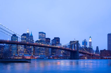 Brooklyn Köprüsü üzerinde Doğu Nehri ve şehir manzarası, Manhattan, New York City, New York, Amerika Birleşik Devletleri