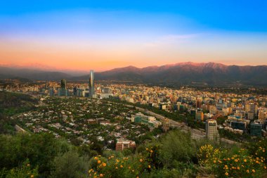 Santiago de Chile görünümü ile Los Andes dağ silsilesi batımında arkadaki
