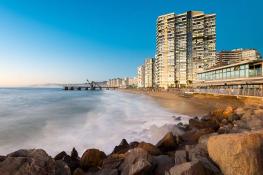 Vina del Mar, bölge de Valparaiso, Şili - 15 Ağustos 2016: Acapulco görünümü beach ve Muelle Vergara alacakaranlıkta.