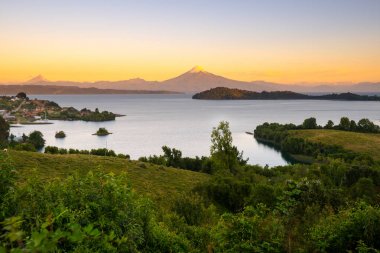 Osorno volkan ve arka, X bölgesi de Los Lagos, Chile Puntiagudo volkan Gölü Llanquihue kıyısında, Puerto Octay görünümünü