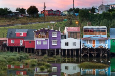 Castro, Chiloe Adası, Şili - 29 Ocak 2016: Palafitos pedro montt, geleneksel evler adanın Elbette.