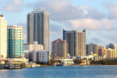 Binalar Kuzey Plajı'nda ve Beach, Miami Beach, Florida, ABD orta