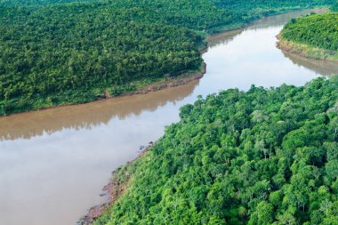 Brezilya ve Arjantin sınırındaki Iguazu Nehrinin havadan görünümü