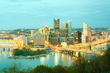 Pittsburgh ve gece, Pittsburgh, Pennsylvania, ABD 3 nehirlerinin panoramik görünüm