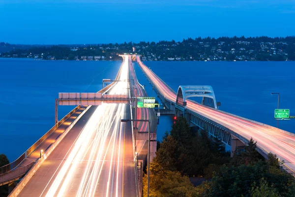 美国华盛顿州华盛顿州西雅图大都市区华盛顿湖上空的荷马 哈德利纪念桥 — 图库照片