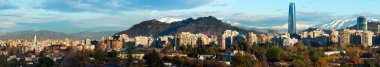 Santiago de Chile tarihi şehir merkezinde sol ve sağ yeni Finans Merkezi panoramik
