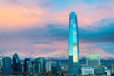 Arkada, Las Condes, Santiago de Chile Los Andes Dağları ile finans bölgesine manzarası