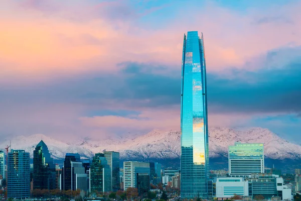 Arkada, Las Condes, Santiago de Chile Los Andes Dağları ile finans bölgesine manzarası