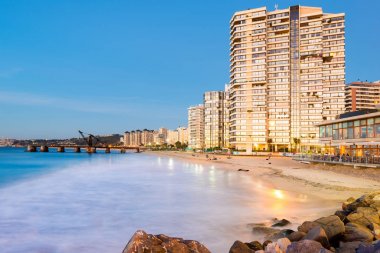 Vina del Mar, bölge de Valparaiso, Şili - 06 Mart 2013: Acapulco görünümü beach ve Muelle Vergara alacakaranlıkta.