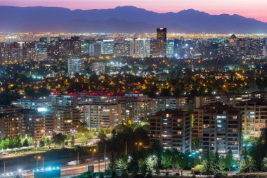 Santiago de Chile zengin Las Condes ve Vitacura İlçe ile panoramik