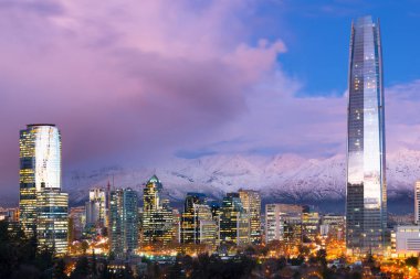 Las Condes Los Andes Dağları ile finansal bölgesinde arkada, Santiago de Chile manzarası