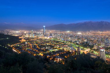 Santiago de Chile Andes dağ silsilesi ile gece arkadaki panoramik manzaraya