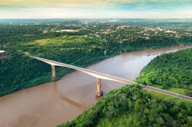 Tancredo Neves Köprüsü, daha iyi bilinen kardeşlik Köprüsü Brezilya ve Arjantin sınırı Iguassu Nehri ile Arjantinli şehir Puerto Iguazu arkadaki bağlanma havadan görünümü.