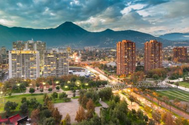 Santiago de Chile ve Manquehue Avenue Las Condes bölgesinde arkadan Manquehue Hill'de ile yükseltilmiş görünümünü