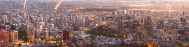 Santiago de Chile şehir merkezinin panoramik manzaralı süper yüksek çözünürlüğe