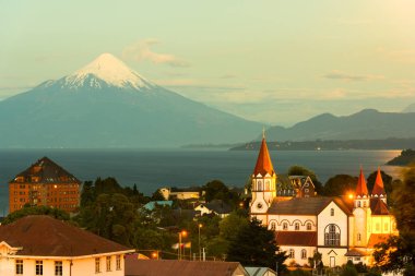 Puerto Varas Osorno Volcano geri, X bölgesi de Los Lagos, Chile ile göl Llanquihue kıyısında