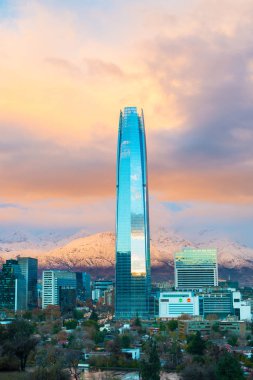 Santiago de Chile, 12 Haziran 2014, Şili - Costanera Merkezi gökdelen zam Los Andes Dağları ile finans bölgesine manzarası arka yukarıda.