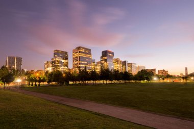 Nueva Las Condes 'deki binalar, Araucano Park' ın yanındaki Las Condes bölgesinde yeni bir finans ve iş merkezi, Santiago de Chile