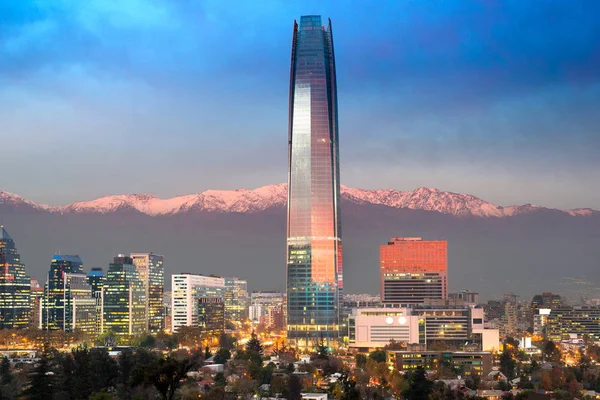 バック コンデス サンティアゴ チリのロス アンデス山脈と金融街スカイライン — ストック写真