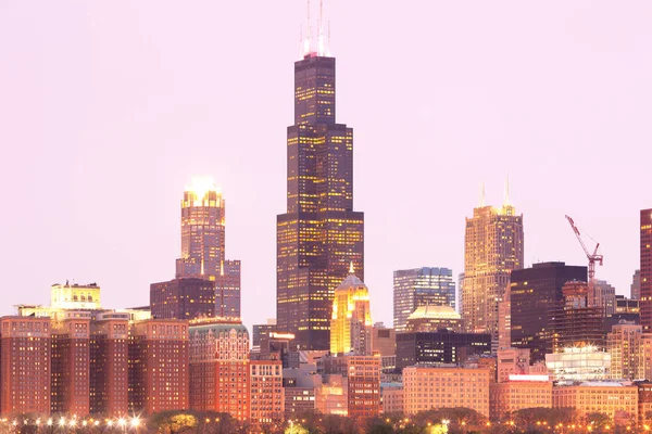 シカゴ イリノイ州 アメリカ合衆国の夕暮れ時にダウンタウンの街並み — ストック写真