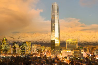 Las Condes Andes Dağları ile finansal bölgesinde arkada, Santiago de Chile manzarası