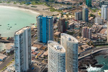 Apartman binaları La Yarımadası ve Cavancha Beach kuzey Şili'deki Iquique bağlantı noktası şehir adlı havadan görünümü